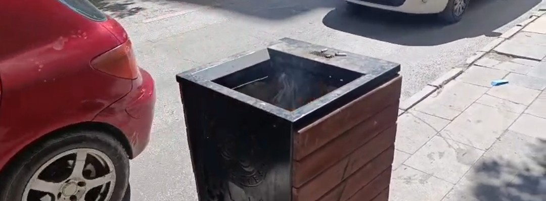 Elazığ Hürriyet Caddesi üzerinde bulunan bir çöp kovasına atılan sigara hizmareti  çöp kovası yandı
