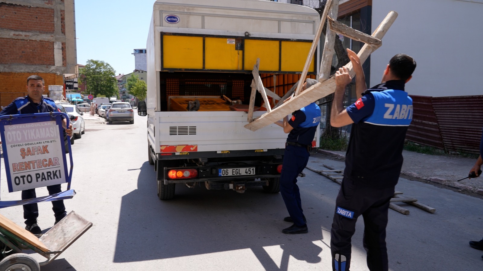 ELAZIĞ’DA KALDIRIM İŞGALİNE GEÇİT YOK: ZABITA EKİPLERİ SAHADA