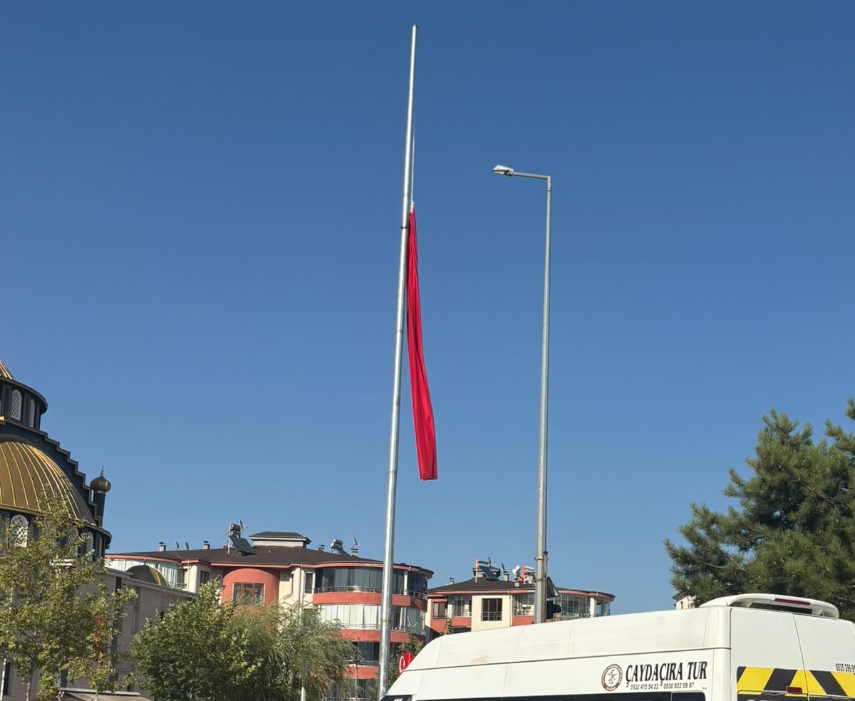 TÜRK BAYRAĞI YARIDA VE YIRTIK