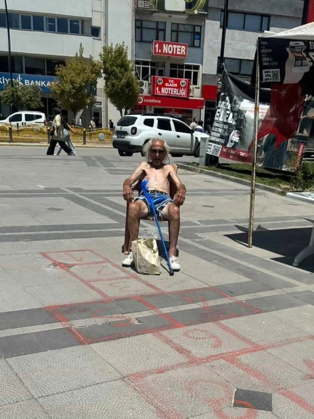 Elazığ’da İlginç Serinleme Yöntemi! Sıcaktan Bunalanlar PTT Beach Meydanı’na Akın Etti