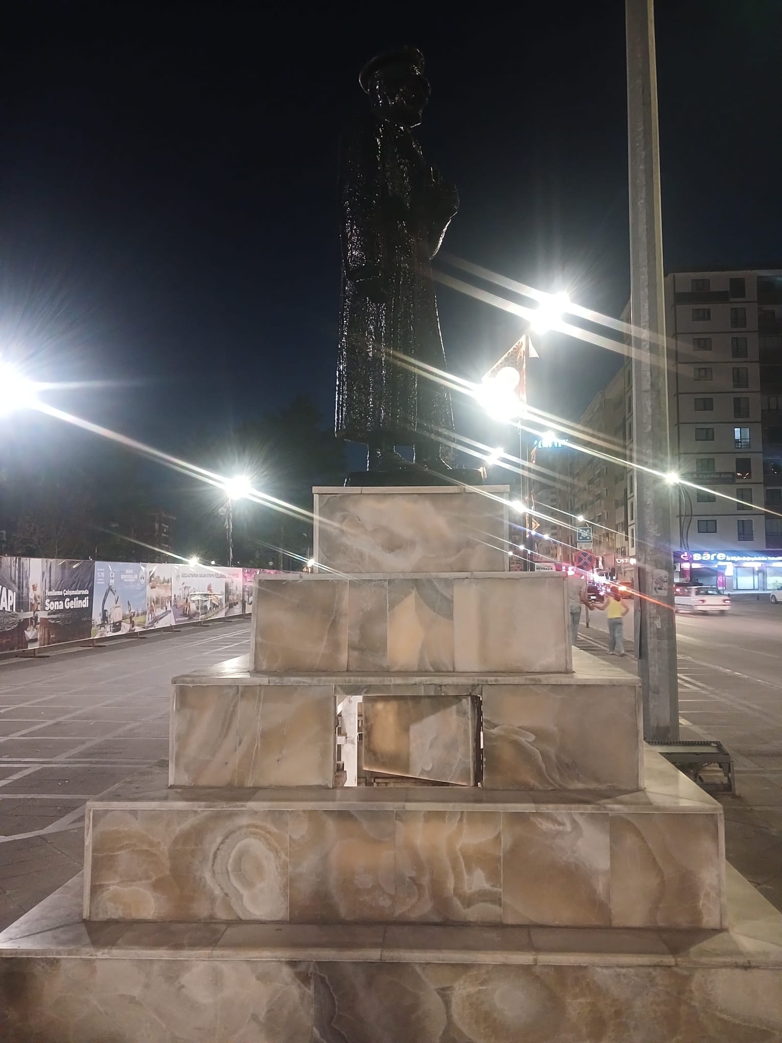 Atatürk Anıtı’nın kaide kısmındaki teknik pano kapağının açık olması vatandaşların dikkatini çekti.