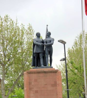 ÇIPLAK HEYKEL GÜNDEMDEN DÜŞMÜYOR