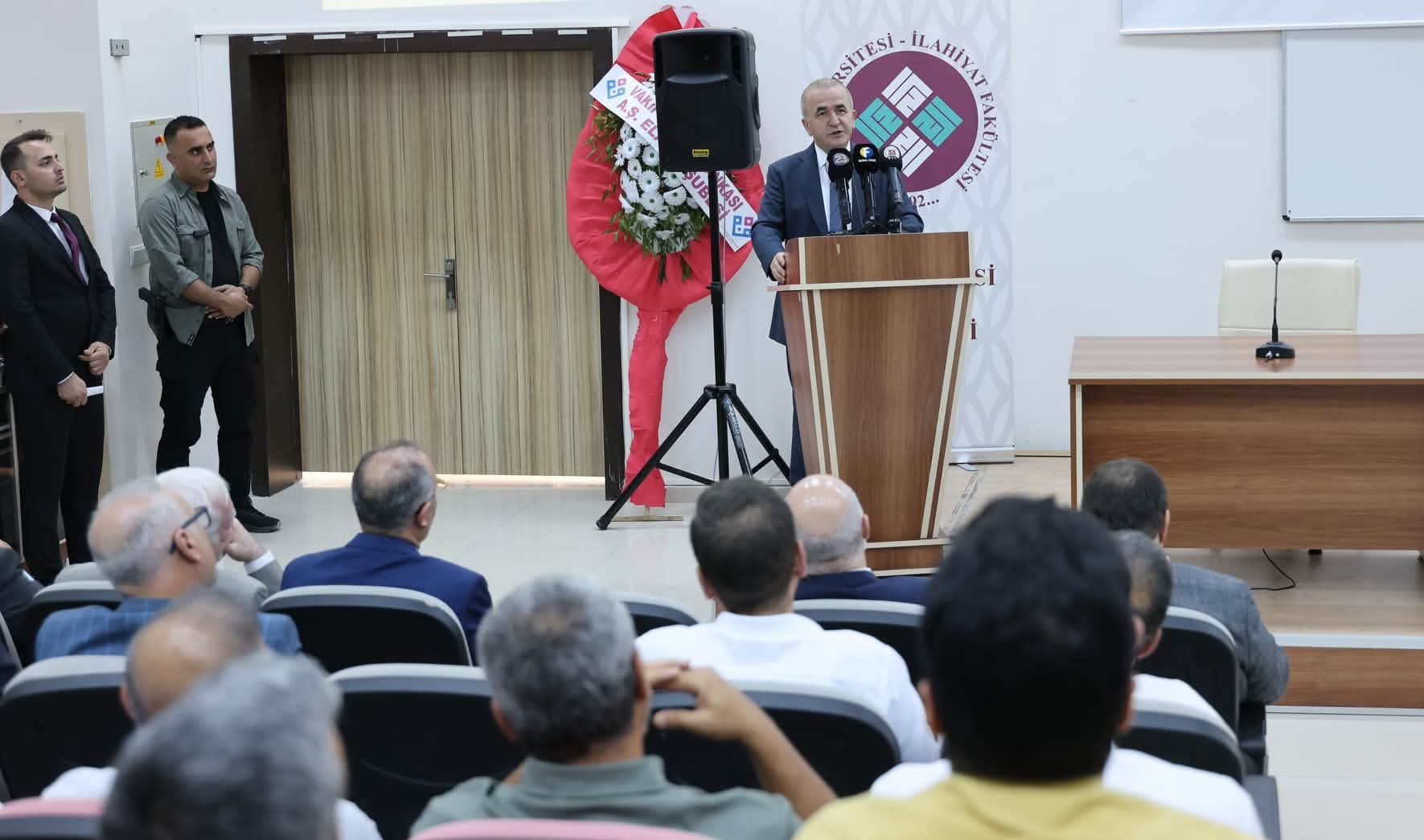 F.Ü’DEN; ”DEĞİŞEN DÜNYADA DEĞİŞMEYE DİN” KONULU KONFERANS