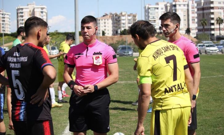 LETONYA DOĞUMLU FUTBOL HAKEMİ