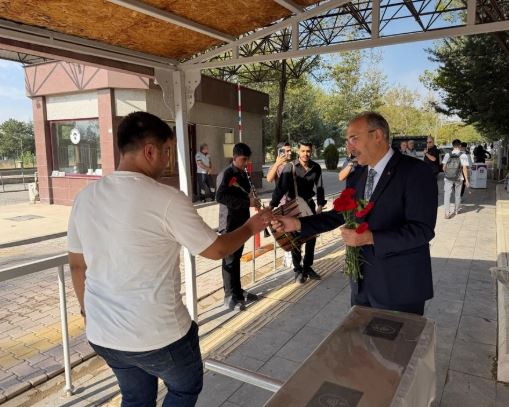 REKTÖR GÖKTAŞ, ÖĞRENCİLERİ ÇİÇEKLERLE KARŞILADI…